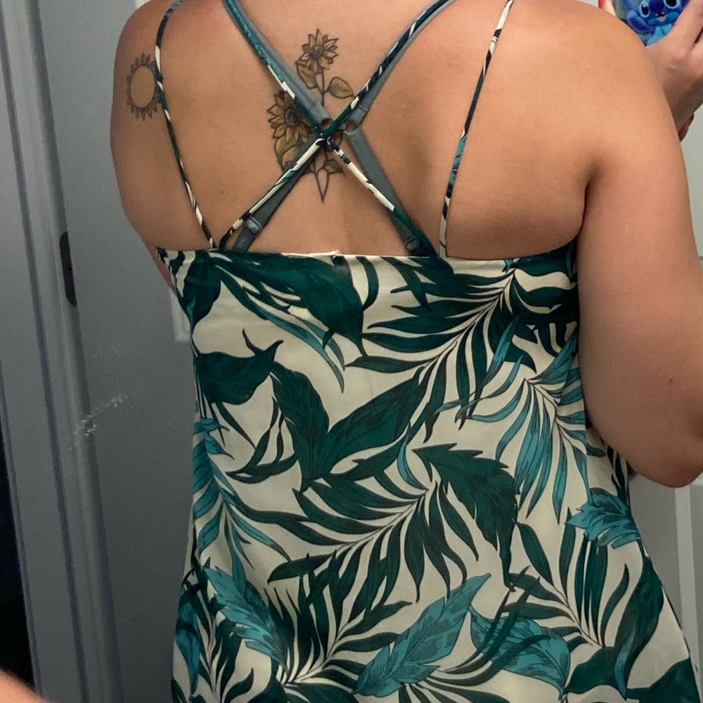 White and Green Leaf Strappy Tank Top - Picture 5 of 6